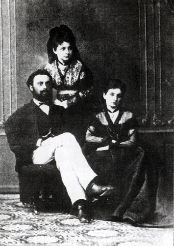 Мария Ивановна Ганзен (справа) с сестрой Александрой и ее мужем Михаилом Лампси